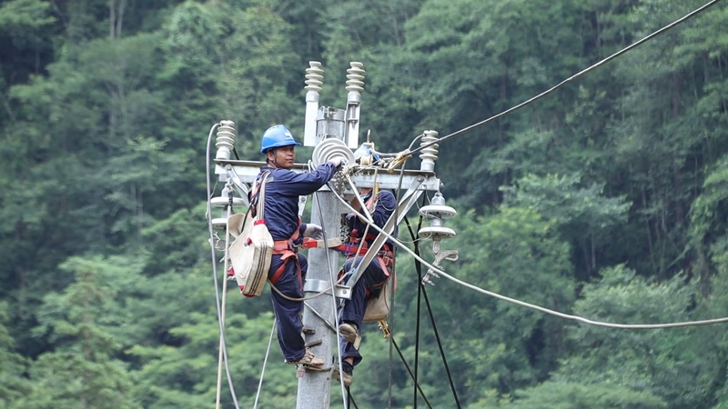 供電部門正在搶修水受損電路。