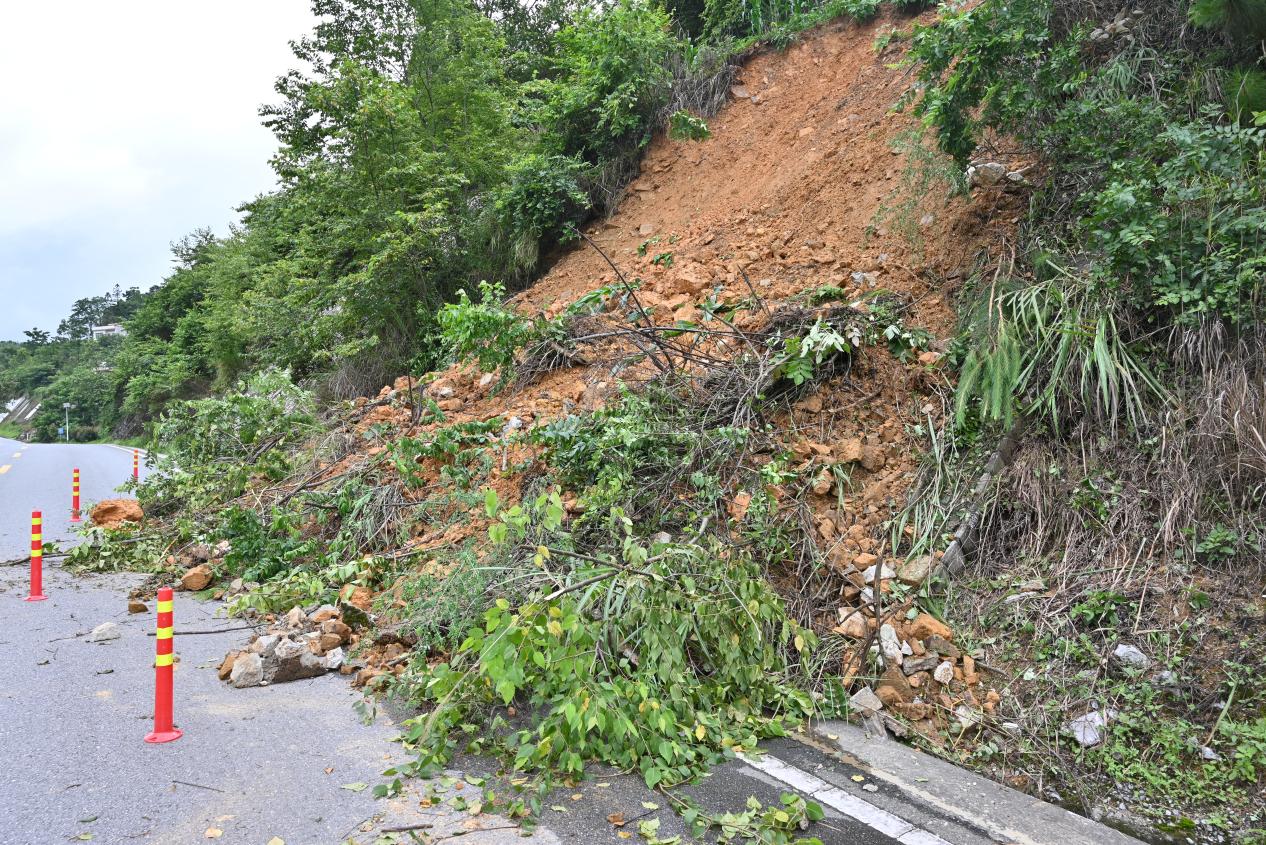 G354K1613+700處邊坡塌方。