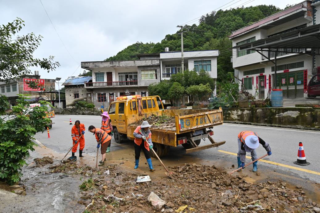 清理G354線K1600+890處泥石上路。