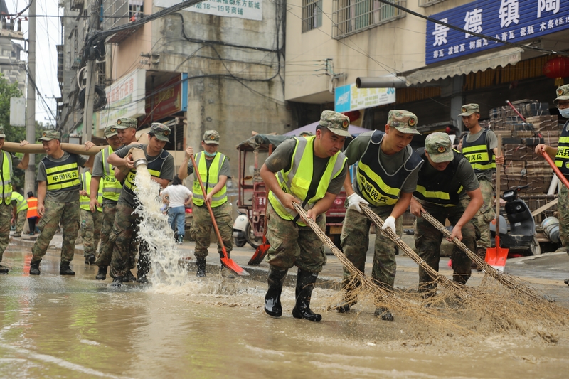 雷山搶險救援隊在開展救援。