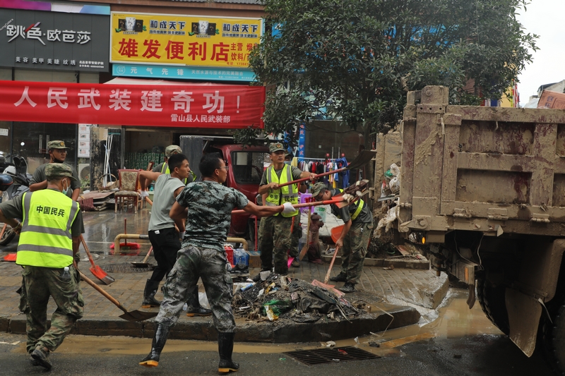 雷山搶險救援隊在開展救援。