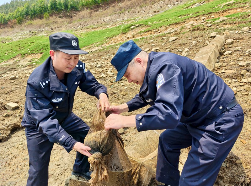黔西南公安民警打撈清理地籠網。貴州省公安廳供圖