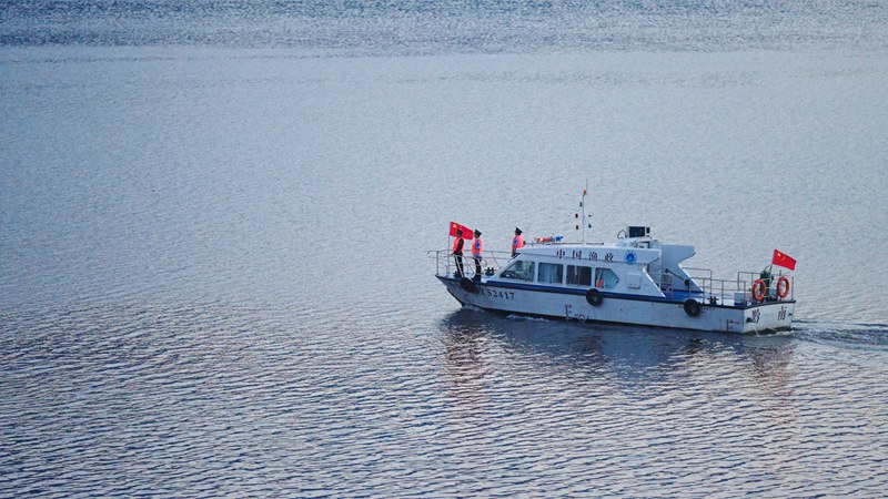 2025年6月11日，甕安縣公安局環食藥部門聯合漁政、生態環境等單位開展長江禁漁聯合執法行動。貴州省公安廳供圖