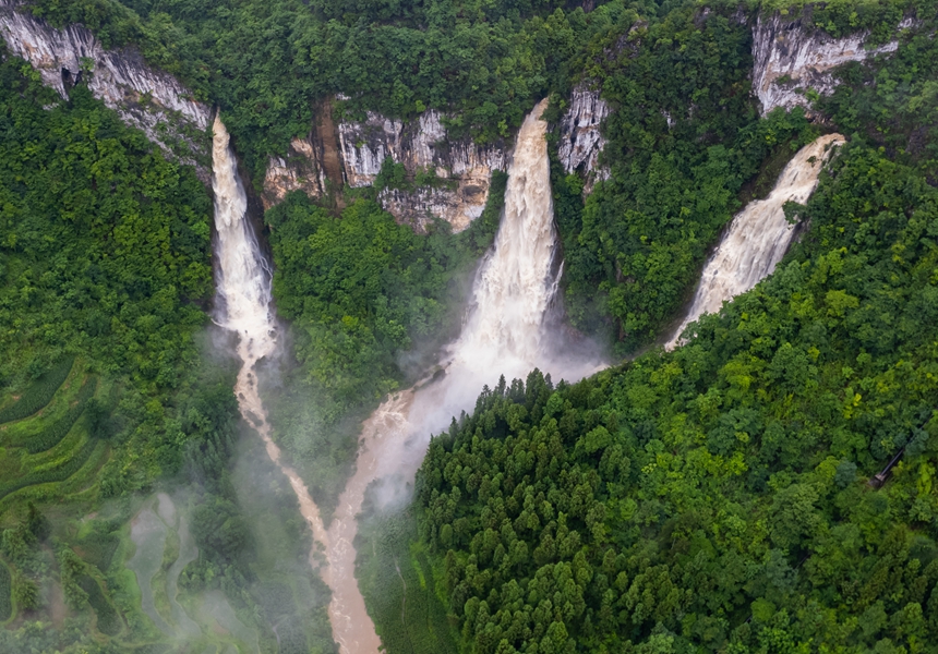 巖底瀑布。龍永攝