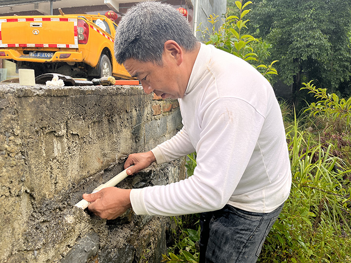 管水員楊道橋正在修理水管（王裕攝）