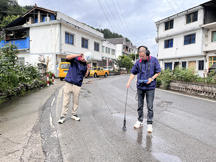 桐梓縣供排水公司工作人員正在探漏（王裕攝）