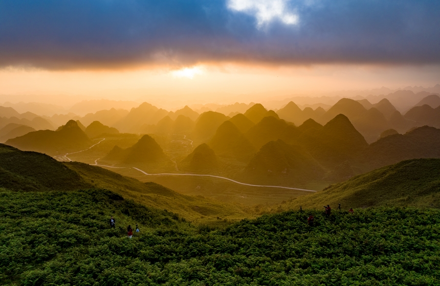 7月5日，攝影愛好者在貴州省畢節市阿西里西大草原景區拍攝。陳春志攝