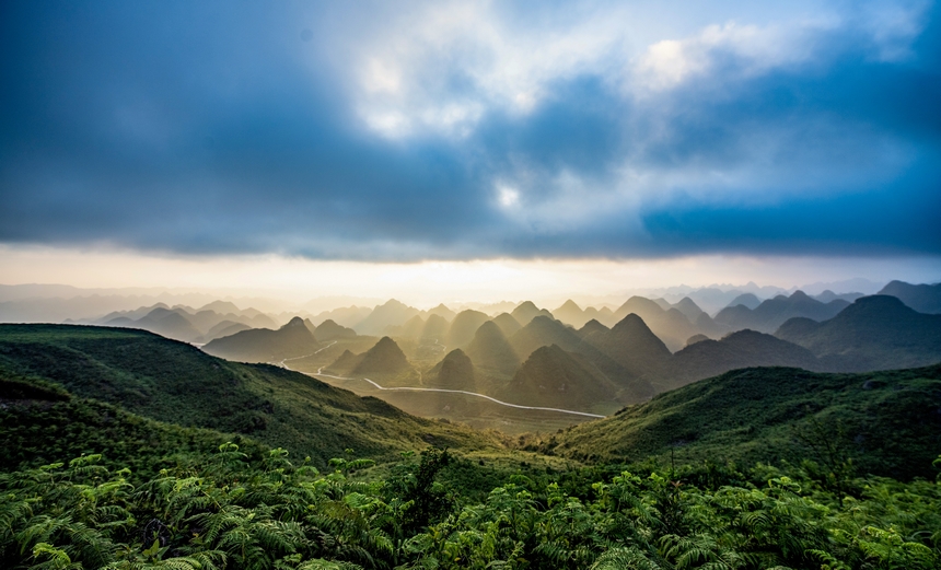 7月5日，在貴州省畢節市赫章縣阿西里西大草原景區拍攝的萬峰林景觀。閔罡攝