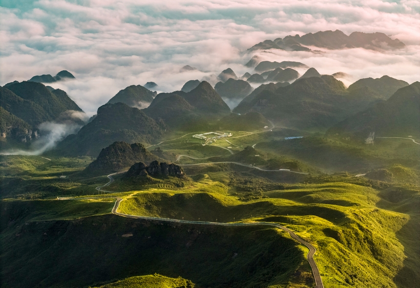 7月6日拍攝的貴州省畢節市赫章縣阿西里西大草原。廖恩來攝