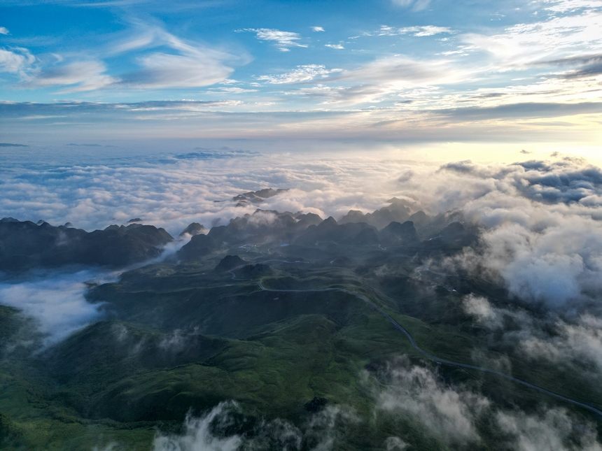 7月6日拍攝的貴州省畢節市赫章縣阿西里西大草原景觀。尹生浪攝