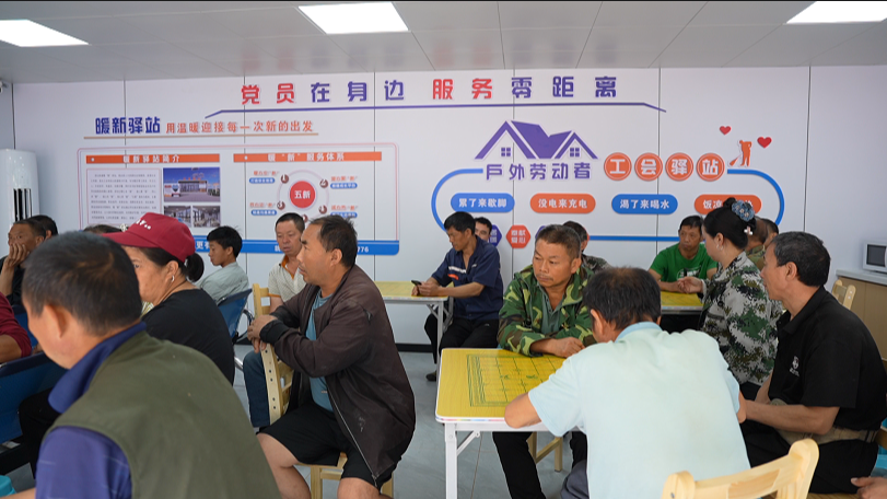 在驛站休息的勞動者。