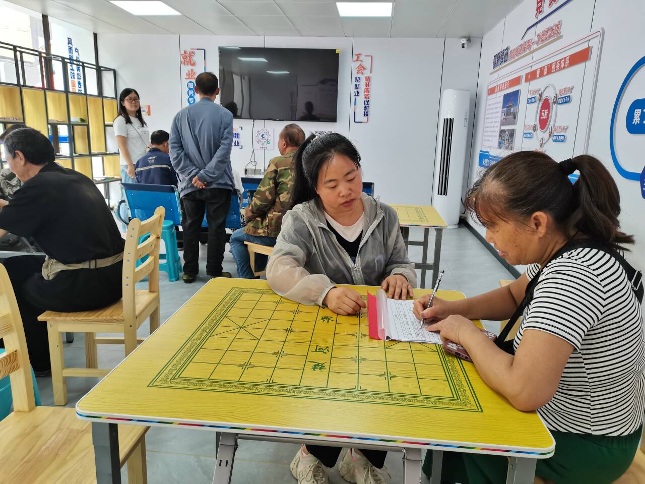 工作人員指導群眾做求職登記。