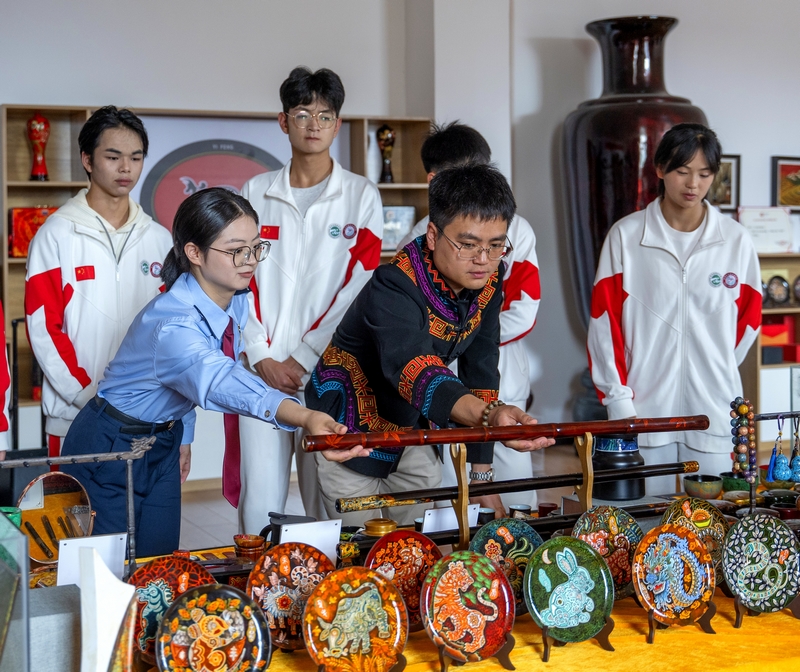 在大方縣高光彝風漆器開發有限公司，非遺傳承人員向稅務人員與學生介紹大方漆器的制作工藝與特點。聶燕云