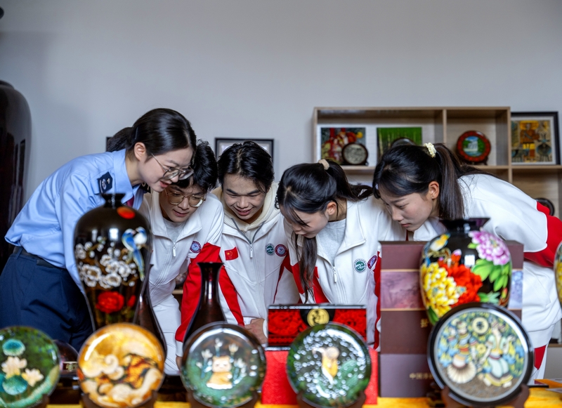 稅務人員與學生一起青少年觸摸千年技藝，見證“非遺”之美。聶燕云攝