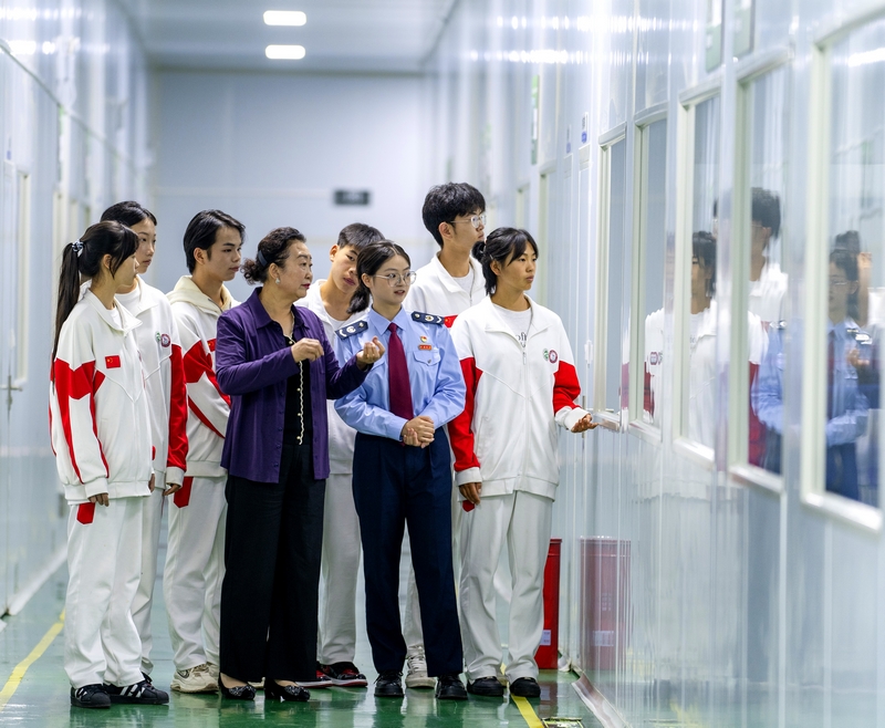 在貴州畢節陳二平特色食品有限公司，稅務人員與學生一起聽公司負責人介紹非遺“素辣椒”的生產工藝。聶燕云