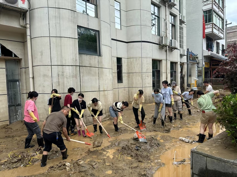 從江稅務干部在清理單位外圍淤泥。