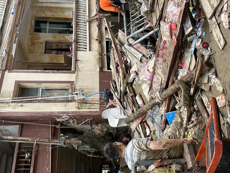 從江稅務干部馮光成抗災后回到自己宿舍清掃。