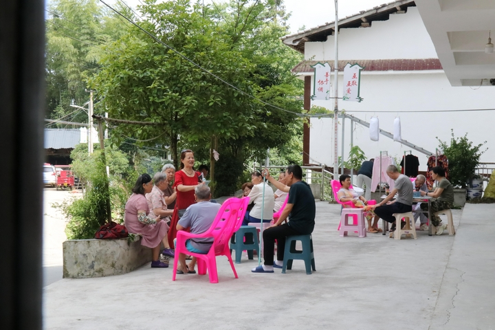 避暑客們在院中休息 鄭孟庭攝.jpg