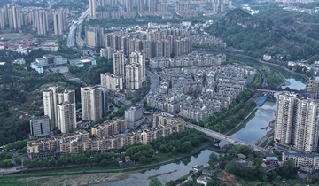 松桃公安多維守護青少年暑期平安暑假將至，松桃公安局組織警力深入轄區中小學及幼兒園，開展“法治安全進校園”系列宣傳活動。