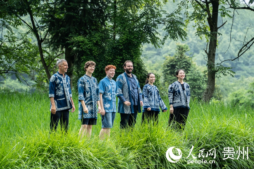 歐洲音樂人身穿蠟染服飾體驗鄉村旅游魅力。人民網 陽茜攝