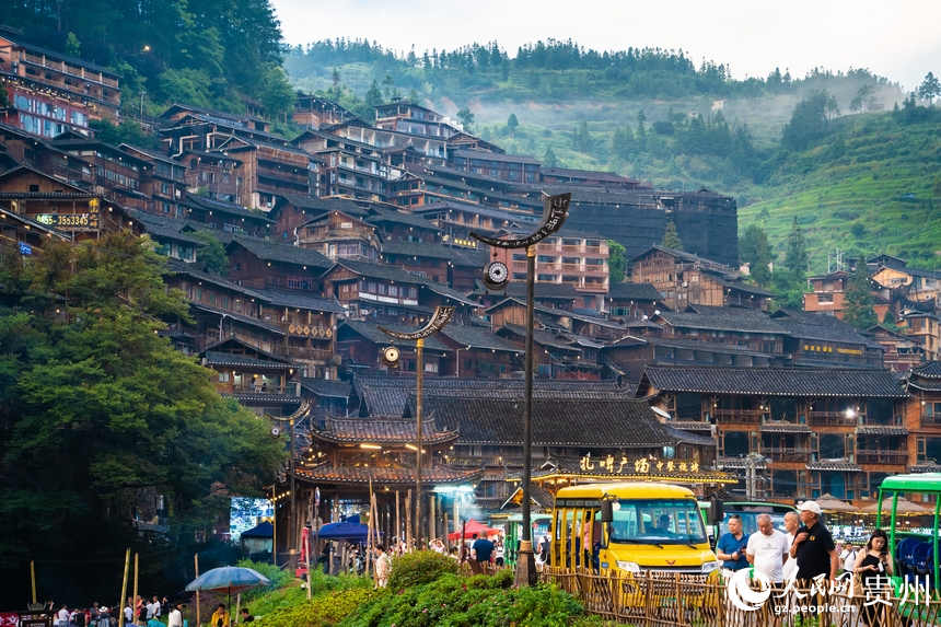 西江千戶苗寨古樸的街道上人頭攢動。人民網 陽茜攝