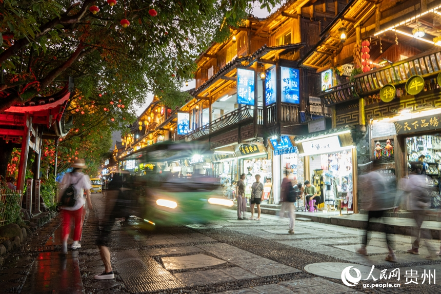 夜幕下的西江千戶苗寨。人民網 陽茜攝