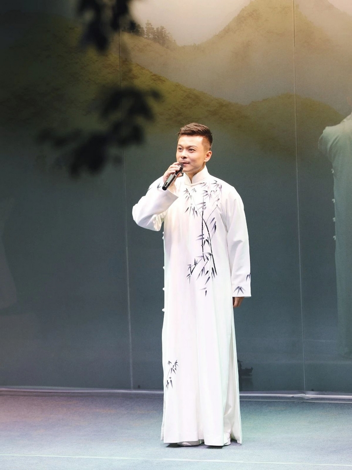 馮冠博演繹新編京劇唱段《京韻弄潮》.jpg