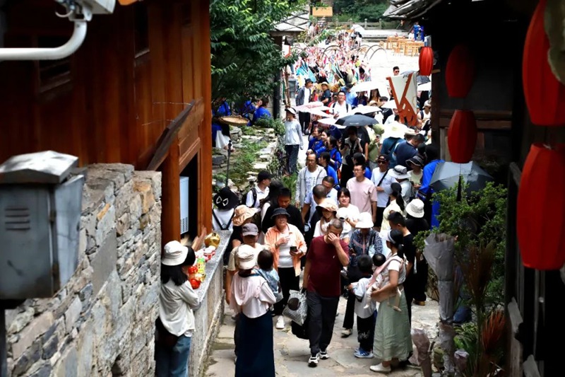 圖為安順原創《跟著九哥逛屯堡》沉浸式劇目演出現場。