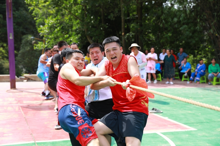 翁普節拔河比賽現場。楊菊梅 攝 (2).jpg