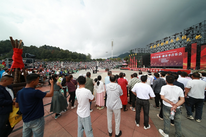 相約火紅未來！六盤水市水城區7月18日開啟2025年“火把季”盛宴。