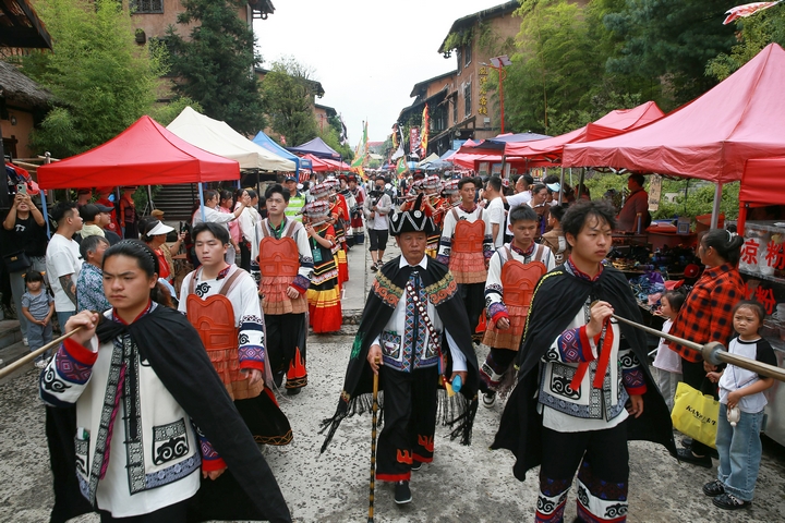 相約火紅未來！六盤水市水城區7月18日開啟2025年“火把季”盛宴。