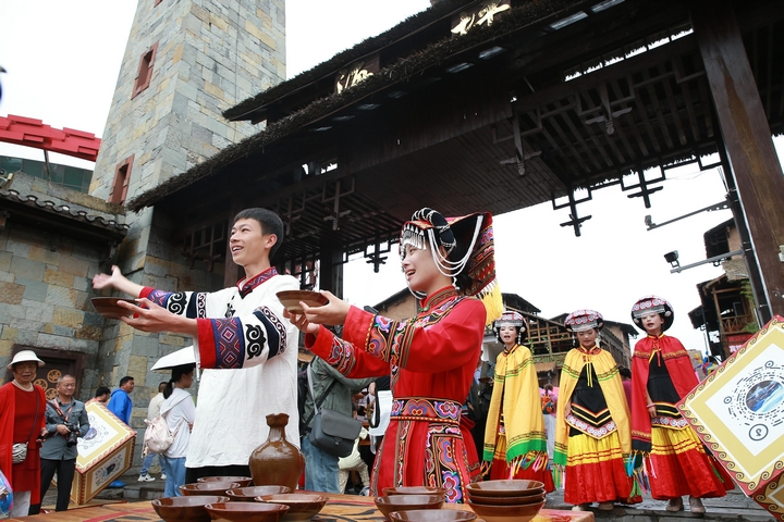 相約火紅未來！六盤水市水城區7月18日開啟2025年“火把季”盛宴。