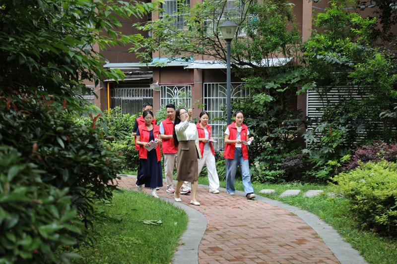 南山社區黨員干部和網格員正在轄區走訪，了解群眾需求。