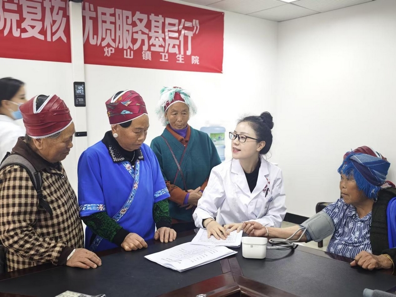 農村訂單定向醫學生吳婷為鄉鎮重點人群及65歲以上老年人開展健康體檢。