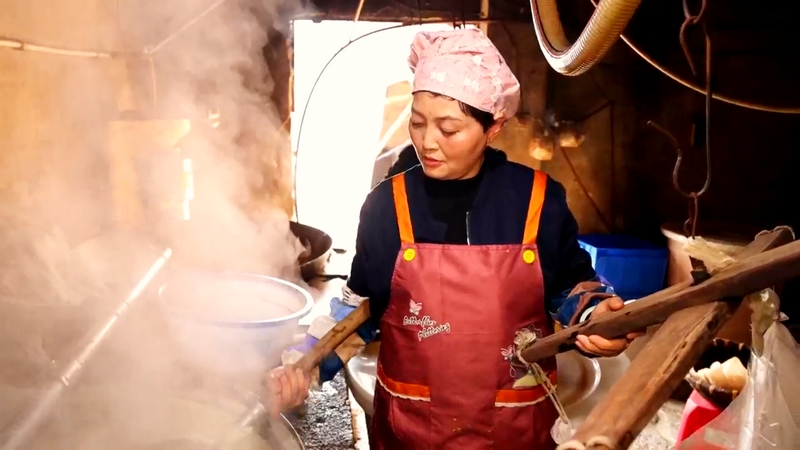羅明菊在自家的豆腐作坊制作六廣臭豆腐。王艷攝
