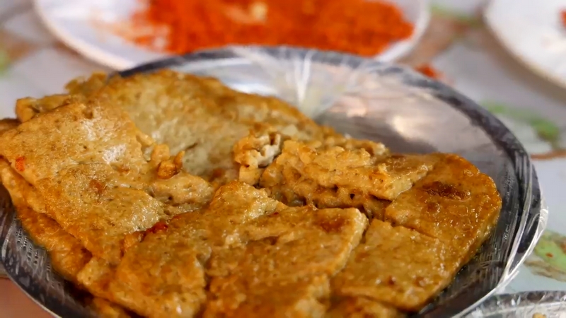 油煎好的六廣臭豆腐色澤金黃，口感嫩滑。