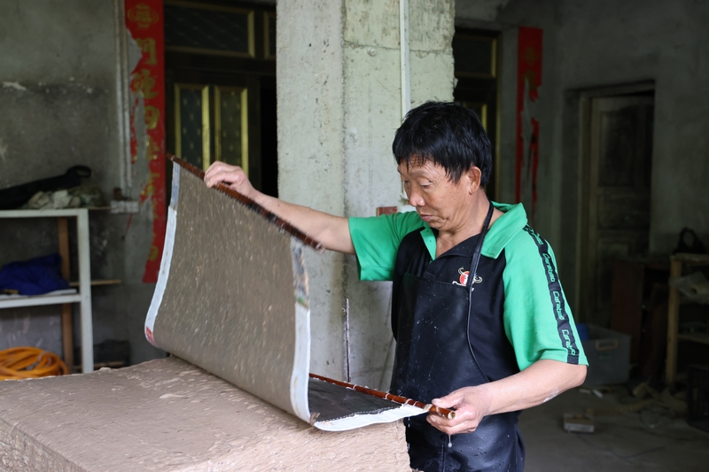 任廷龍在自家造紙工坊制作紙張。