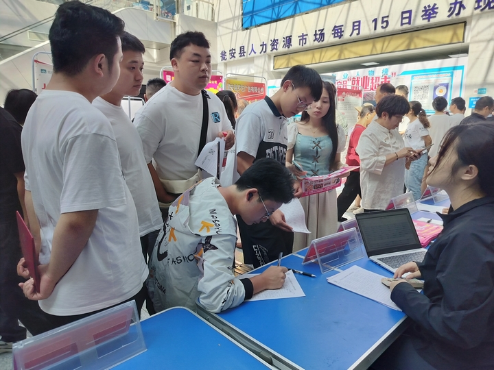 甕安縣2025年畢業季首場“筑夢啟航”高校畢業生專場招聘會現場。.jpg