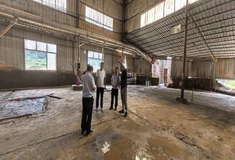 稅務干部深入企業了解受災情況。