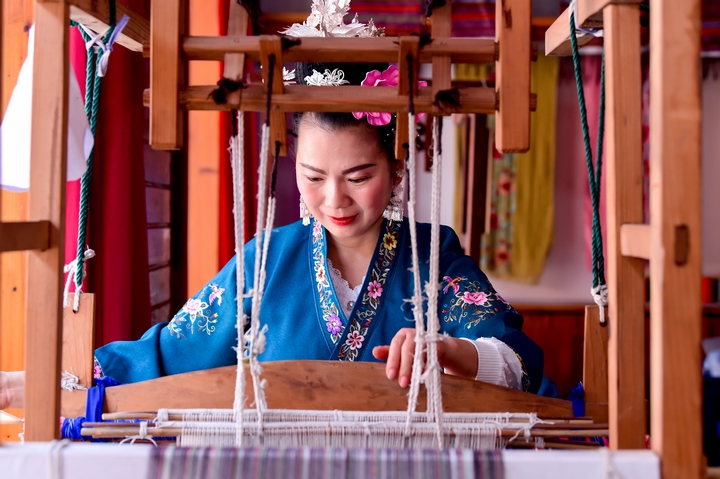 石柳莎在織布機前織布。李歆 攝.jpg