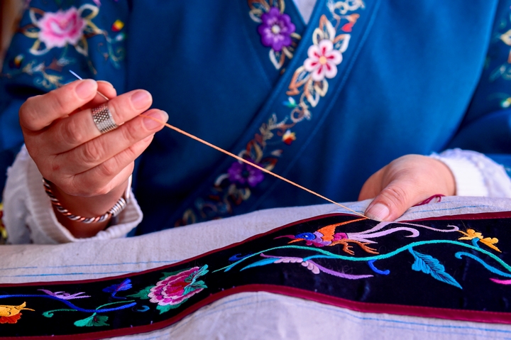 石柳莎 一針一線開啟刺繡的畫卷。 李歆 攝 .jpg