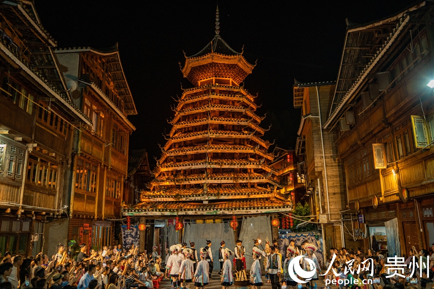 夜幕降臨，村民在鼓樓前為游客帶去民俗表演。人民網 陽茜攝