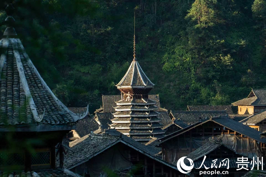 夕陽灑在黃崗侗寨的鼓樓上。人民網 陽茜攝