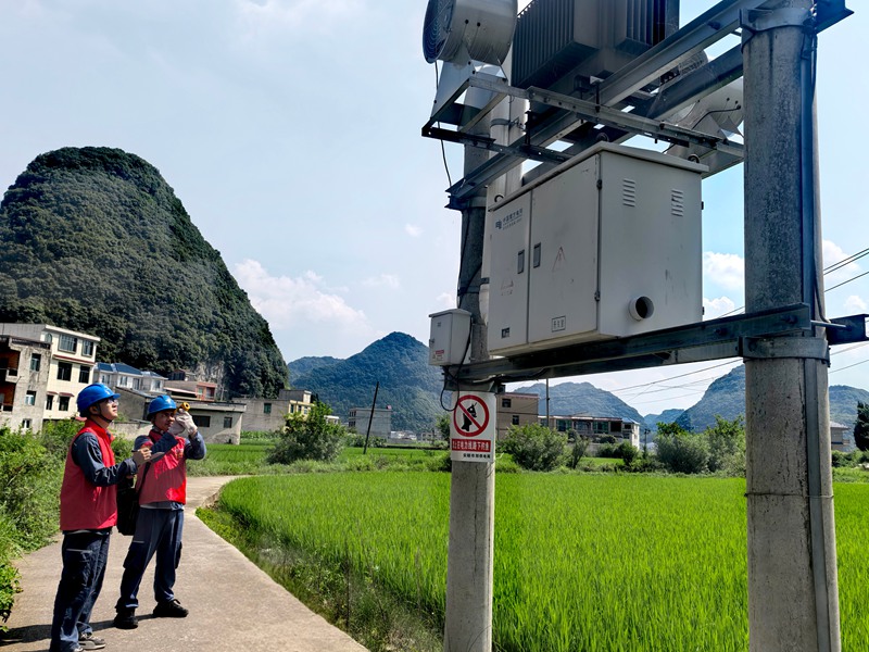 高溫下，安順市郊供電局青年突擊隊開展配變測溫巡視工作。