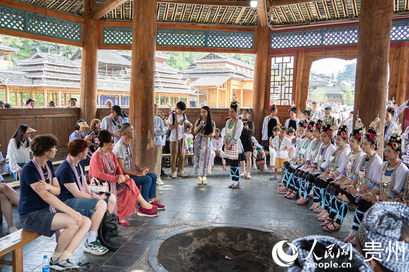 歐洲音樂人走進小黃侗寨采風。人民網 陽茜攝