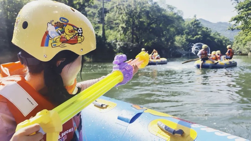 圖為黃果樹×B.Duck小黃鴨多彩漂流樂園。
