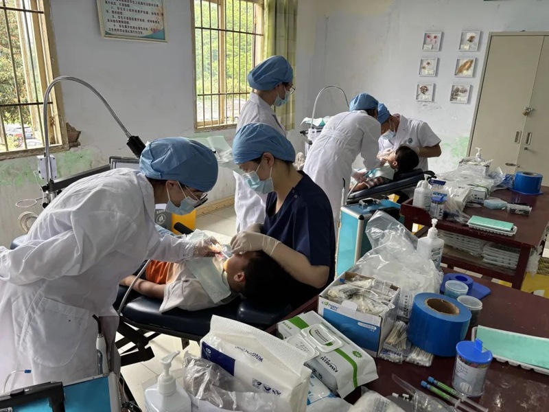 貴陽市口腔醫院幫扶團隊開展窩溝封閉公益活動。