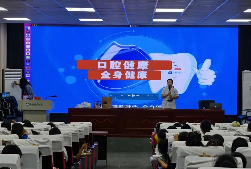 貴陽市口腔醫院種植科副主任醫師徐莉亞開展窩溝封閉公益活動。