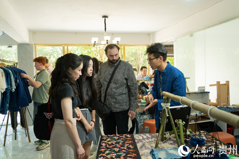 歐洲音樂人在“藍白小寨”挑選非遺文創。人民網 陽茜攝