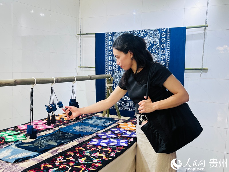 歐洲音樂人在“藍白小寨”挑選非遺文創。人民網 陳潔泉攝 